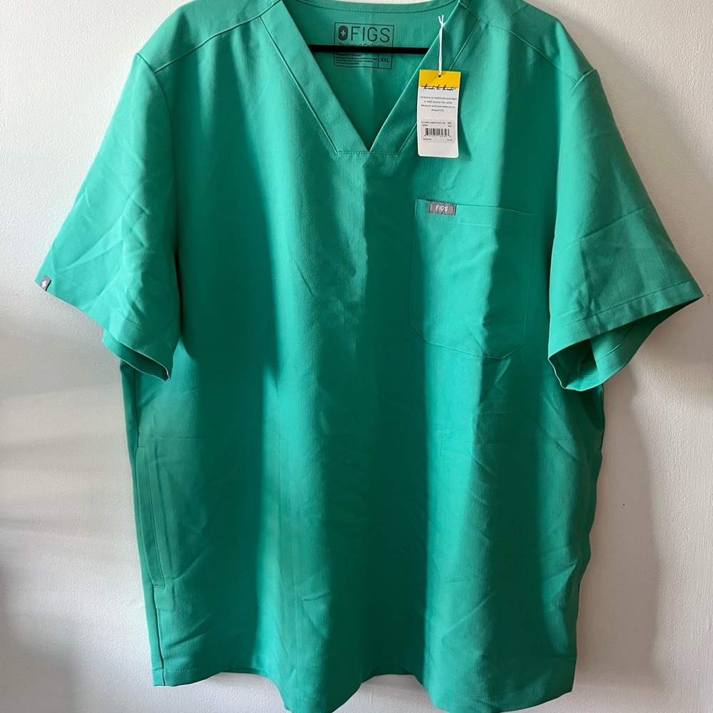 FIGS Mens SURGICAL GREEN Chisec Three-Pocket Scrub Top